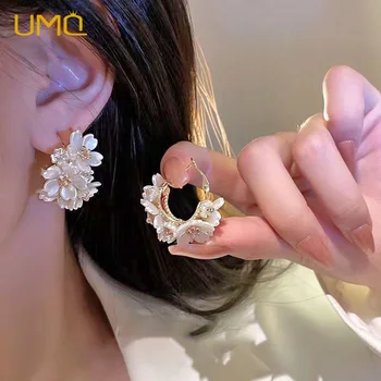 UMQ 1 Çift Yeni Zarif Beyaz Çiçek Ekleme Hoop Küpe Kadınlar için Moda Çok Yönlü C Küpe Kore Trend Zarif Takı